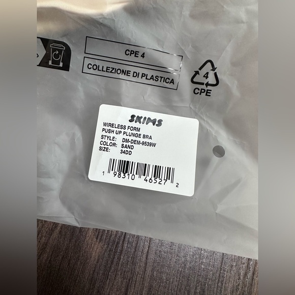 Skims Wireless Form Push-Up Plunge Bra NWT - Picture 3 of 3